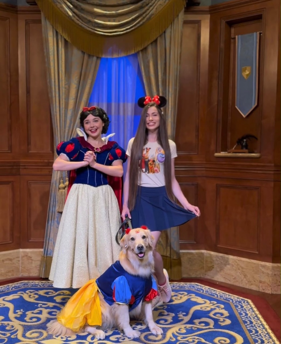 Chanel, golden retriever cão de serviço, com sua tutora Naiara na Disney